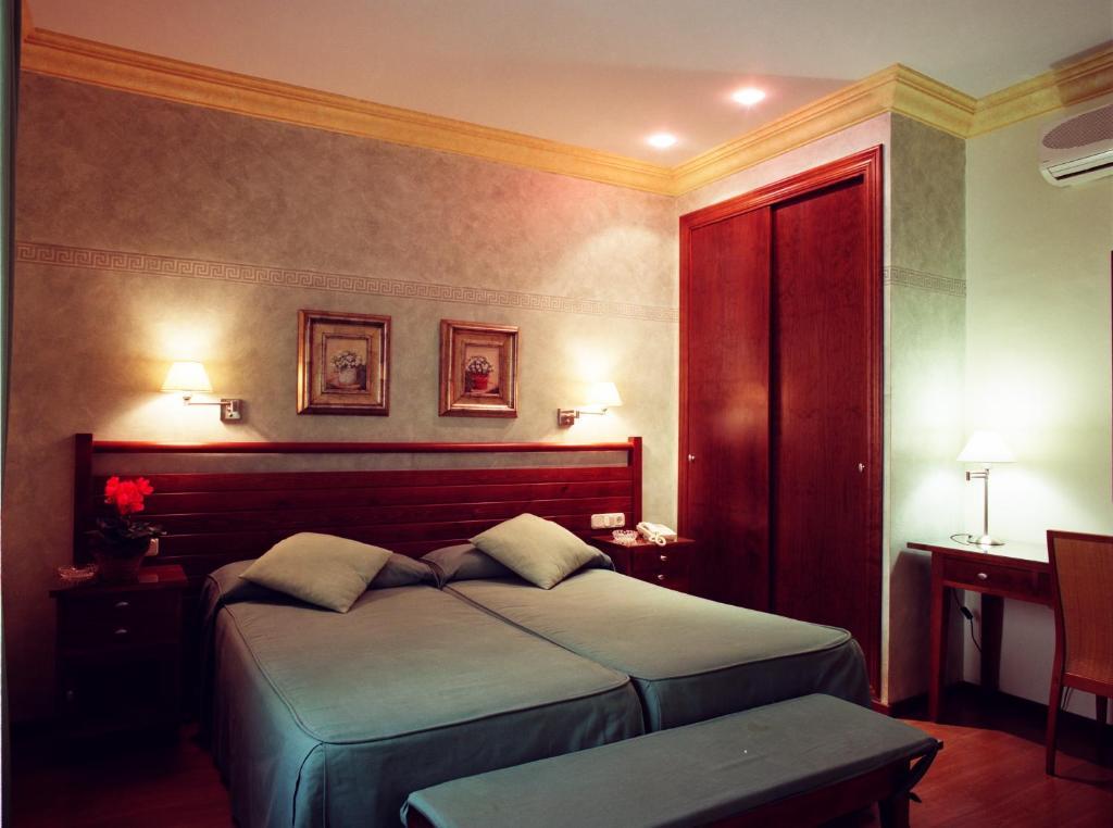 California Hotel Malaga Room photo