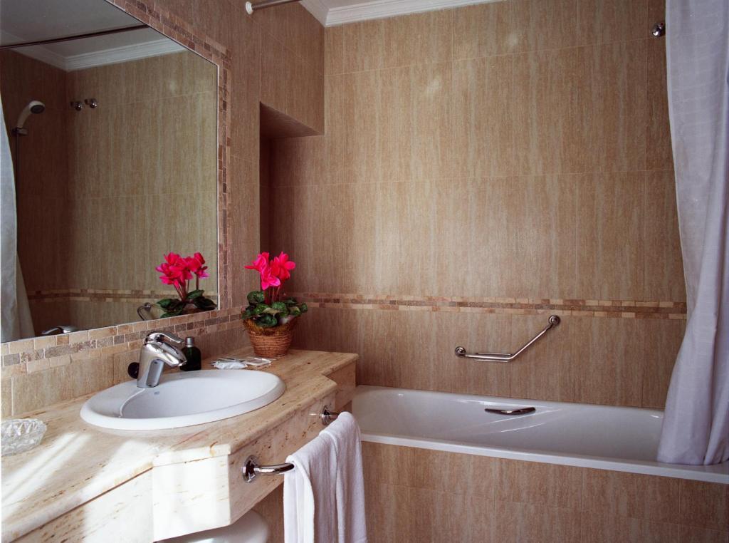 California Hotel Malaga Room photo
