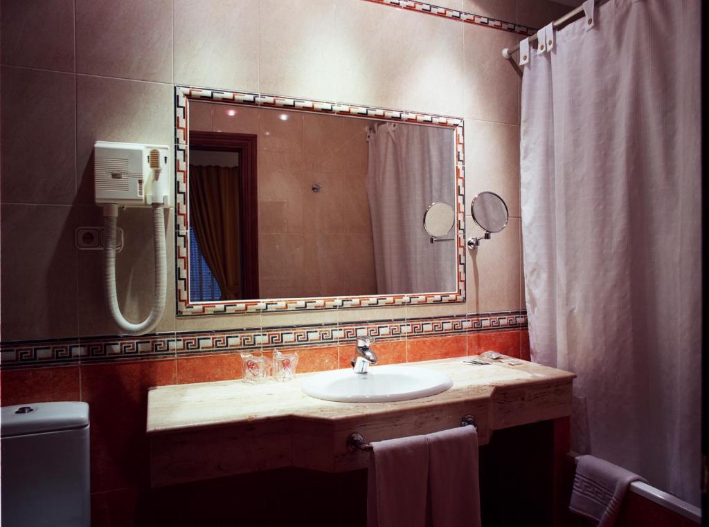 California Hotel Malaga Room photo